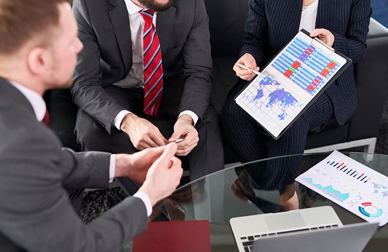 reunião entre empresários discutindo sucesso financeiro