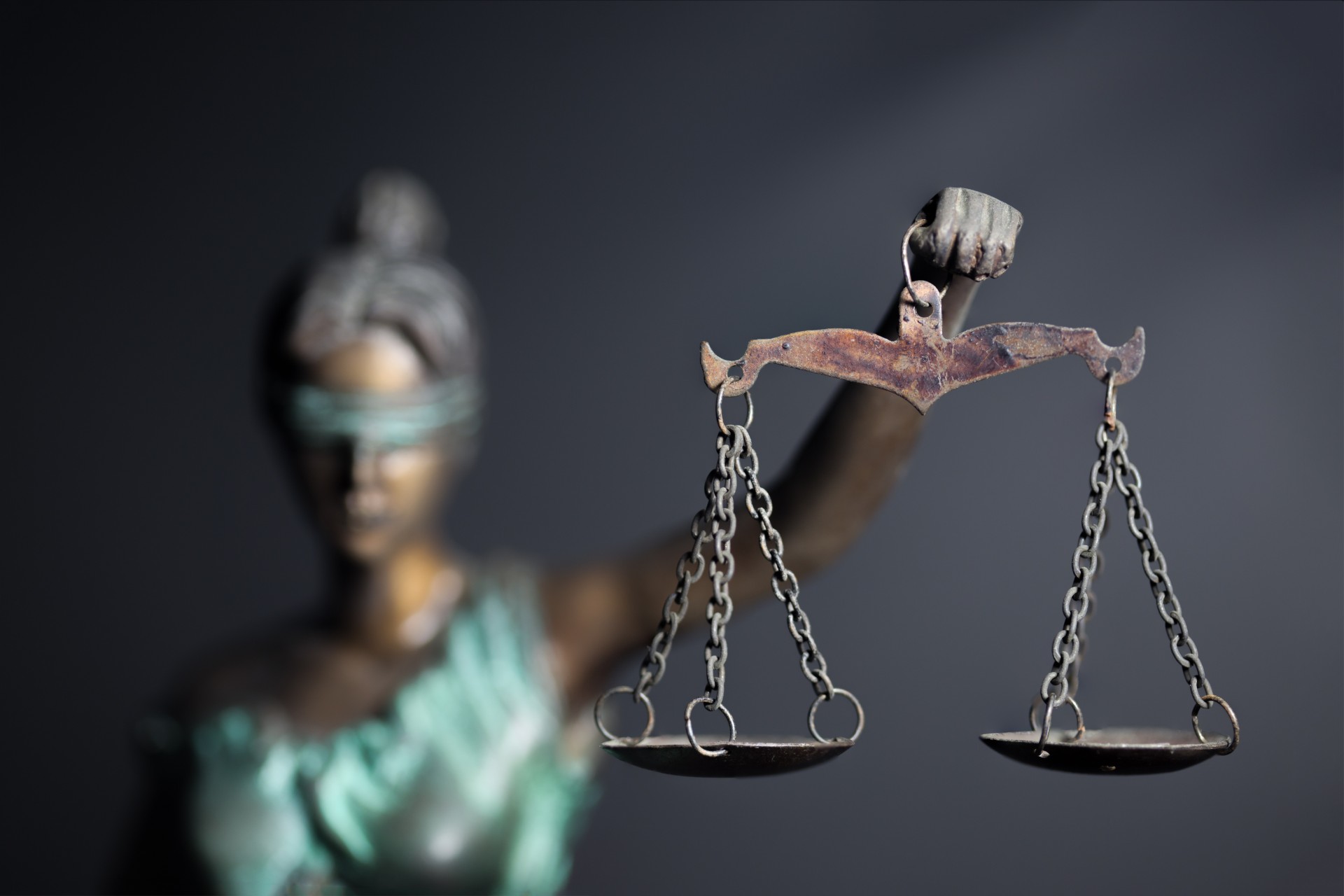 imagem que representa a Justiça: mulher vendada segurando balança. Imagem ilustra post sobre a aplicação da lei magnitsky no Brasil após decisão do STF sobre a aplicação da lei