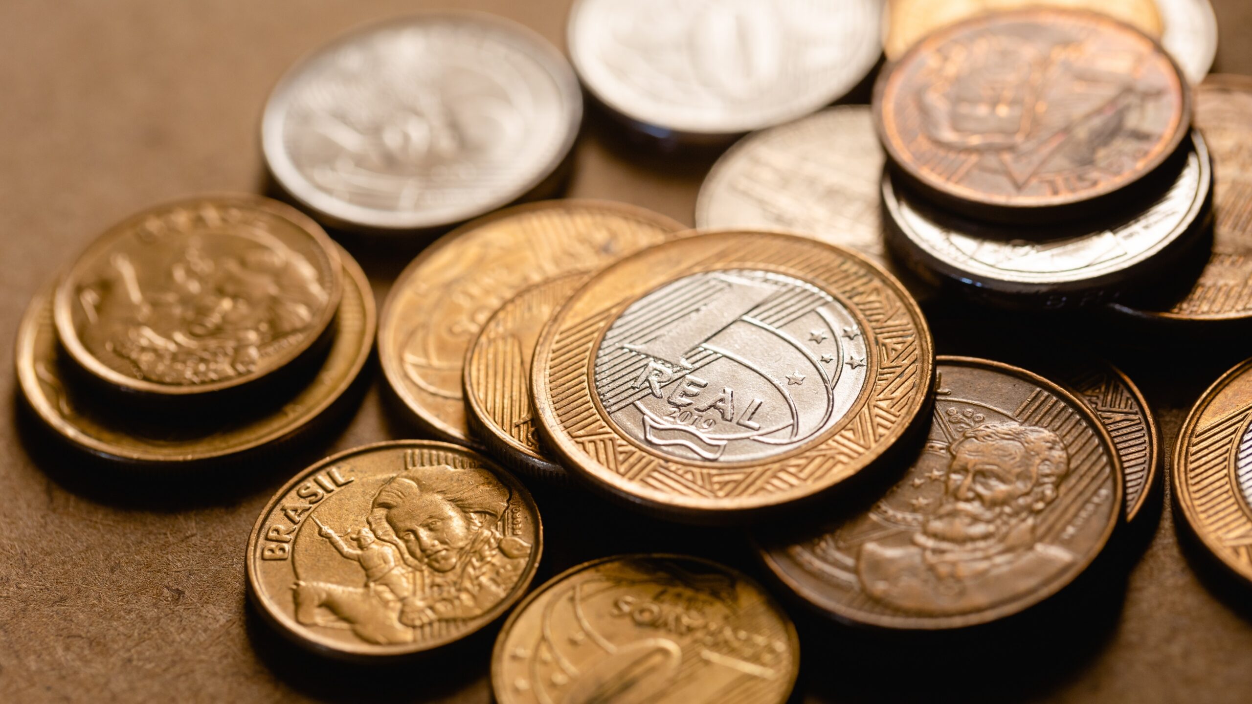 moedas de real brasileiro representando oportunidades de investimento